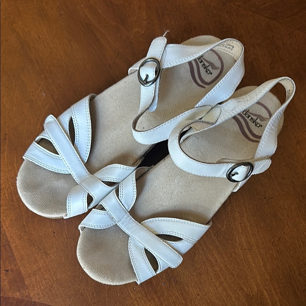 Dansko white sandal genuine leather 37 EUC